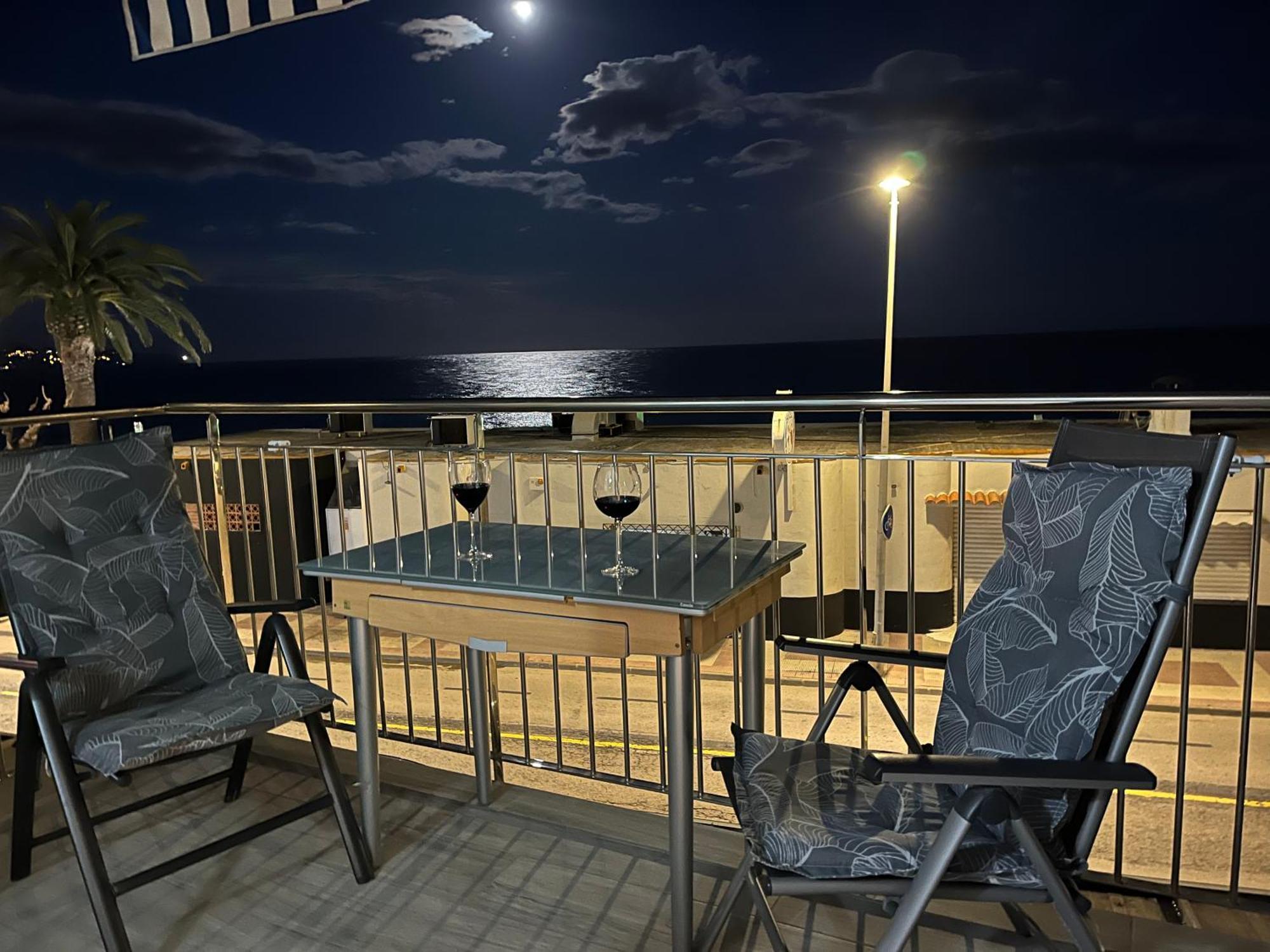 Estudio Con Impresionantes Vistas Al Mar บลาเนส ภายนอก รูปภาพ