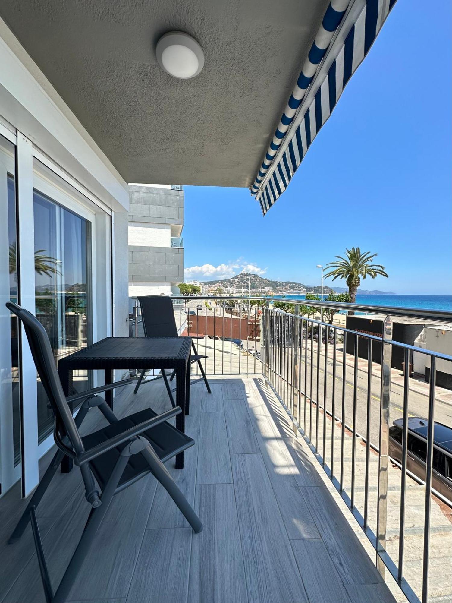 Estudio Con Impresionantes Vistas Al Mar บลาเนส ภายนอก รูปภาพ