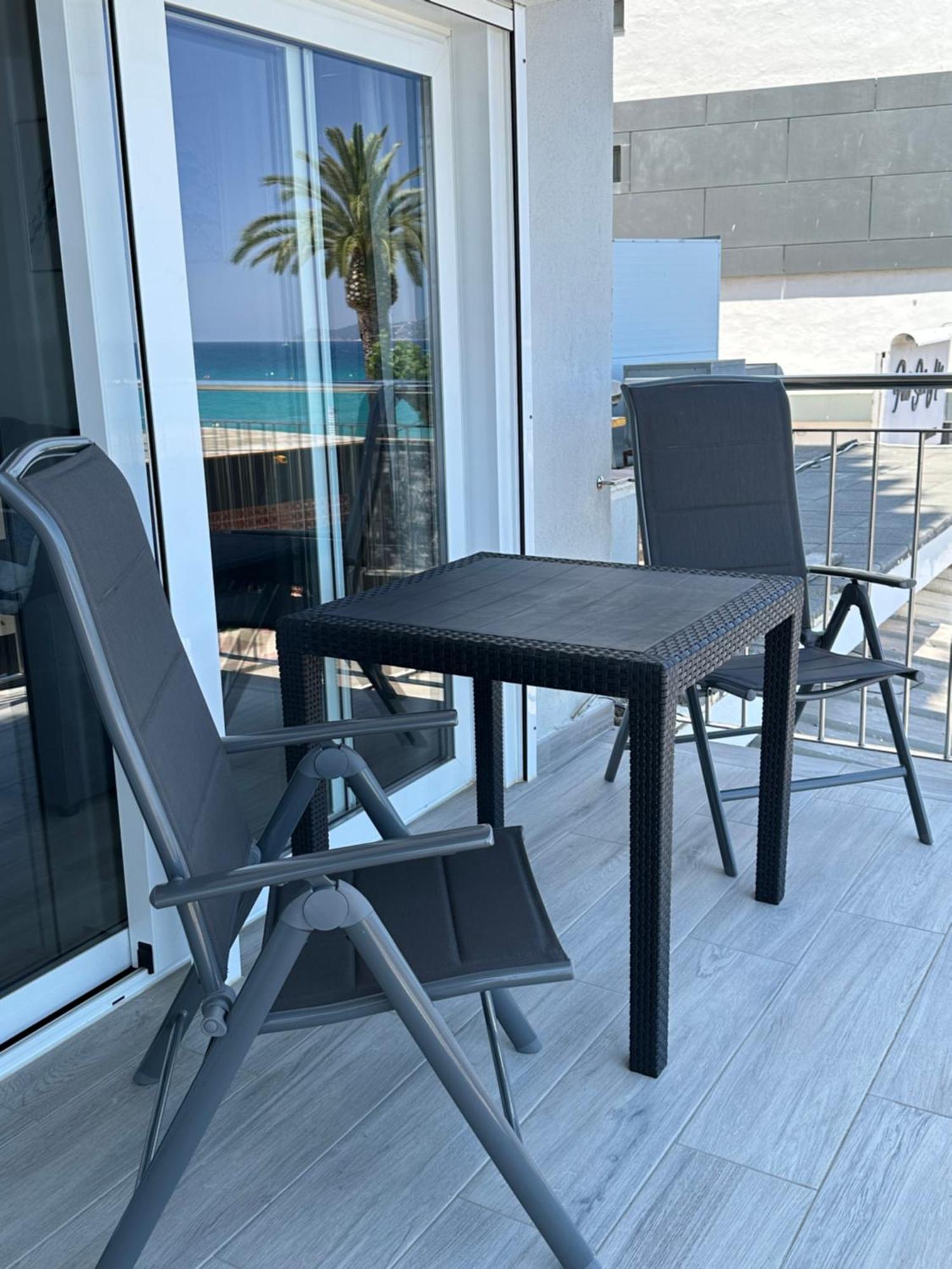 Estudio Con Impresionantes Vistas Al Mar บลาเนส ภายนอก รูปภาพ